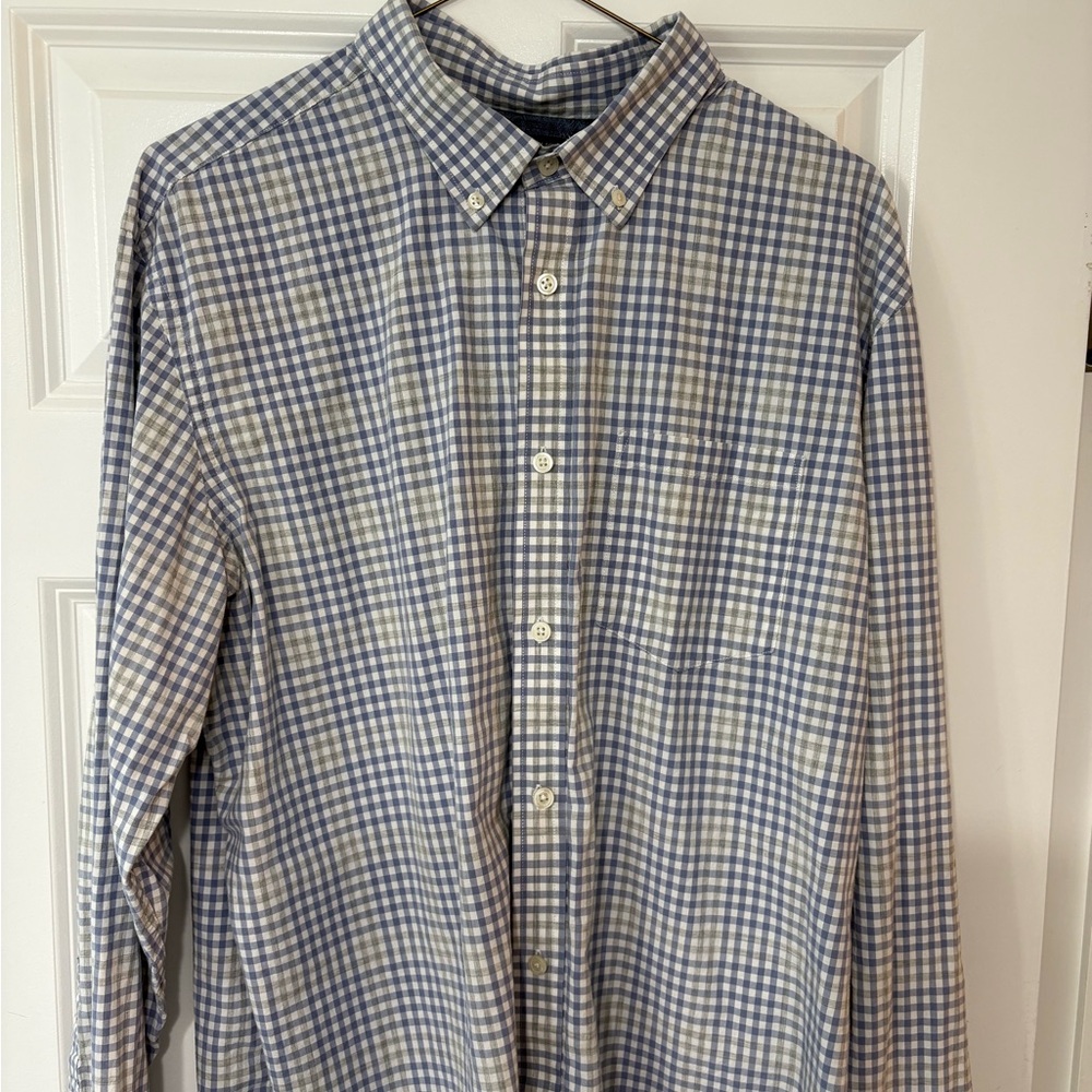 XL Banana Republic Blue and White Casual Button Down Shirt